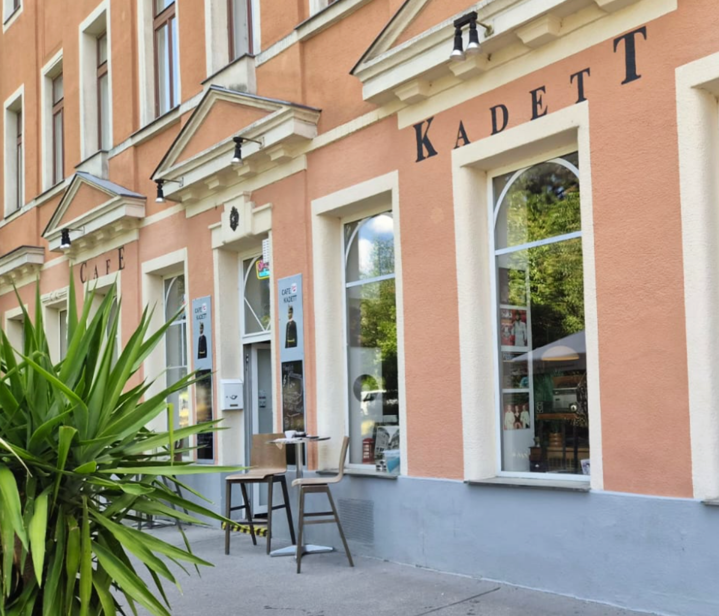 KADETT-Schriftzug an der Fassade